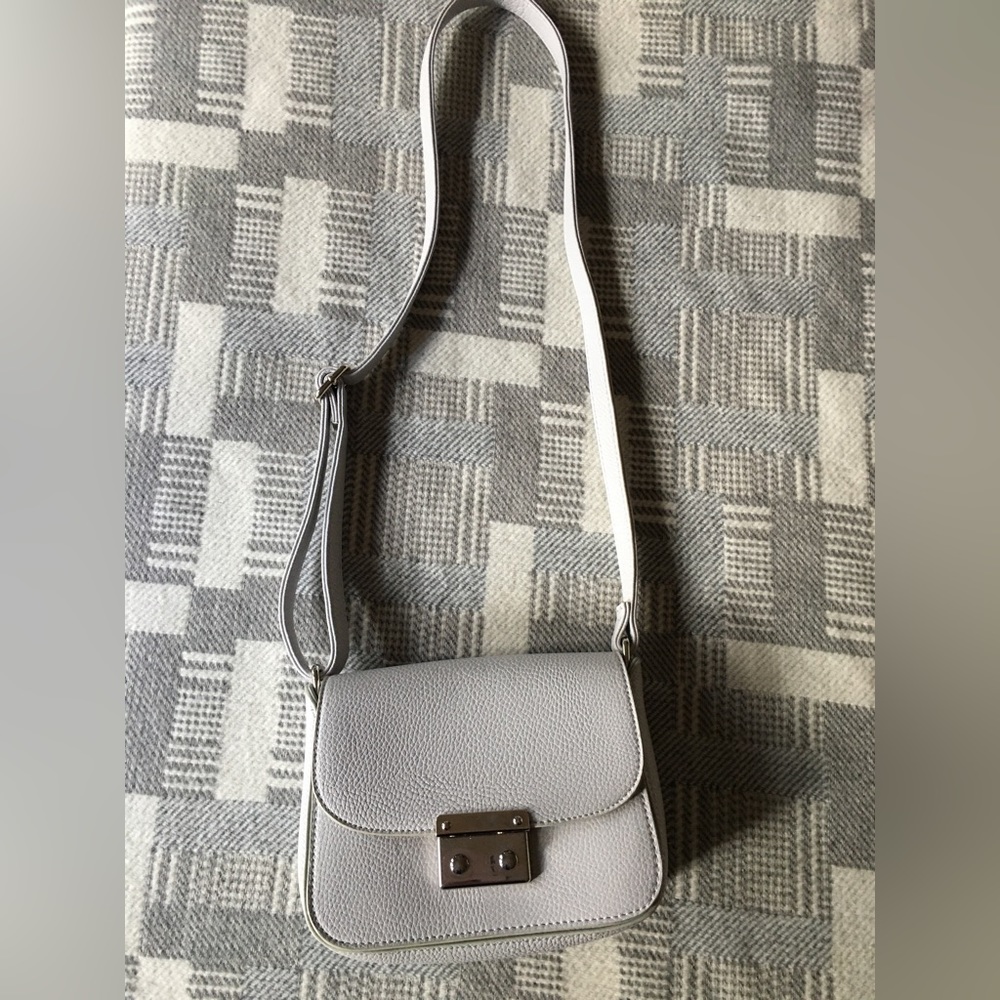 ๐ฉถ Lovely gently used grey & silver pebbled leather adjustable crossbody purse - Picture 11 of 16